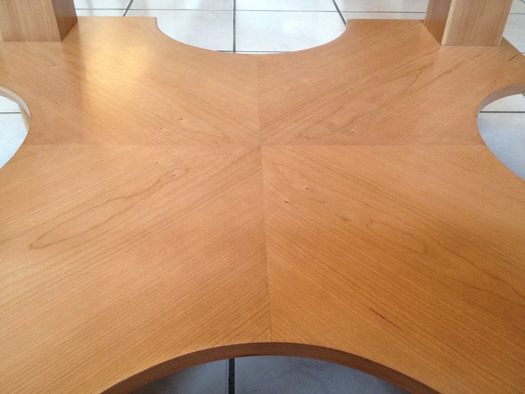 Table plaquée bois et plateau verre