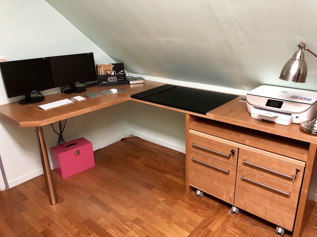 Bureau sur-mesure plaqué bois (prises et passe-cables intégrés)