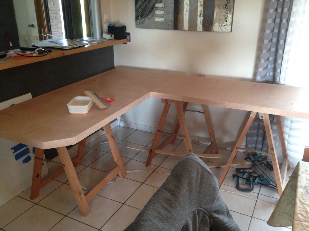 Bureau sur-mesure plaqué bois (prises et passe-cables intégrés)