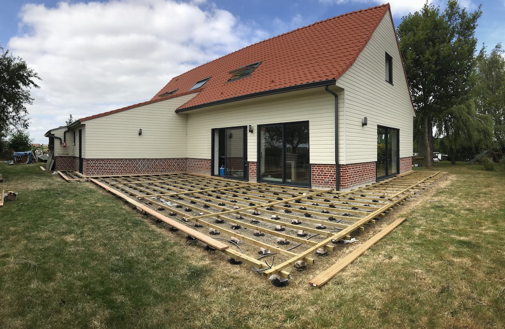 Pose de terrasse en bois sur plots
( prises de sols et éclairage intégrés )