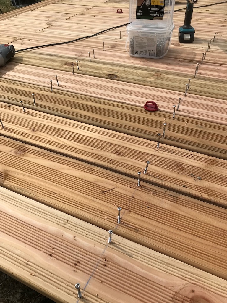 Pose de terrasse en bois sur plots
( prises de sols et éclairage intégrés )